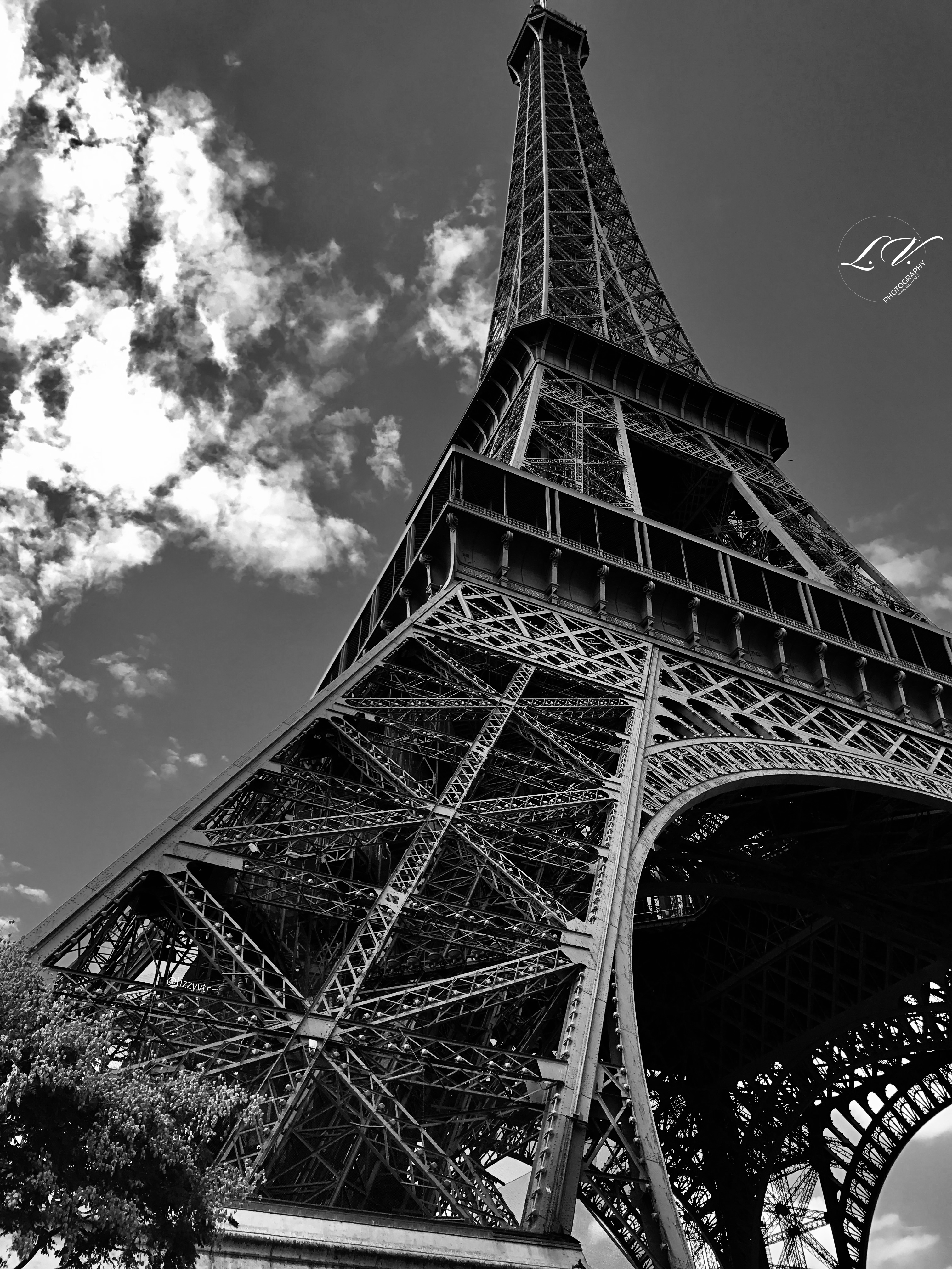 Eiffelturm von unten in Schwarz-Weiß von L.V. Photography - Lizzy.media